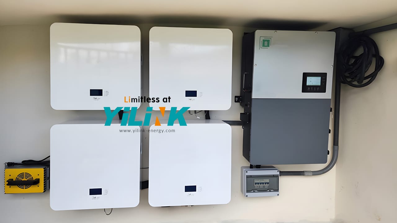 Deux batteries murales Yilink iPower Mini et leur onduleur hybride