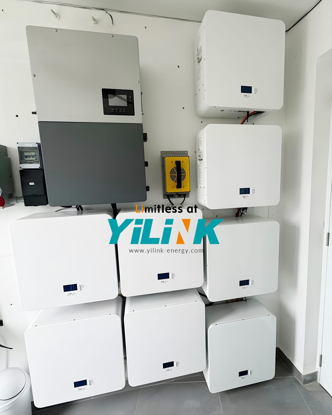 Batteries murales Yilink iPower Mini empilées dans un local technique