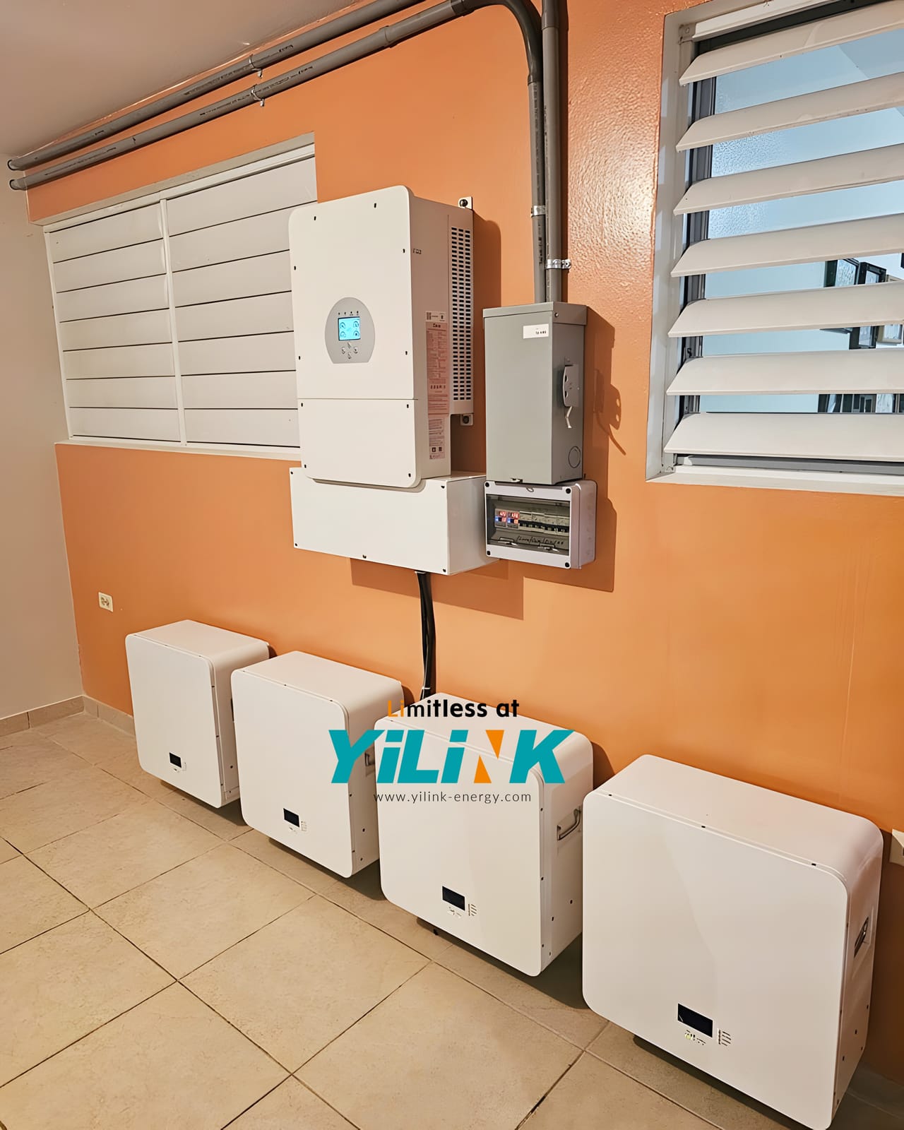 Batteries Yilink iPower Mini installées le long d'un mur