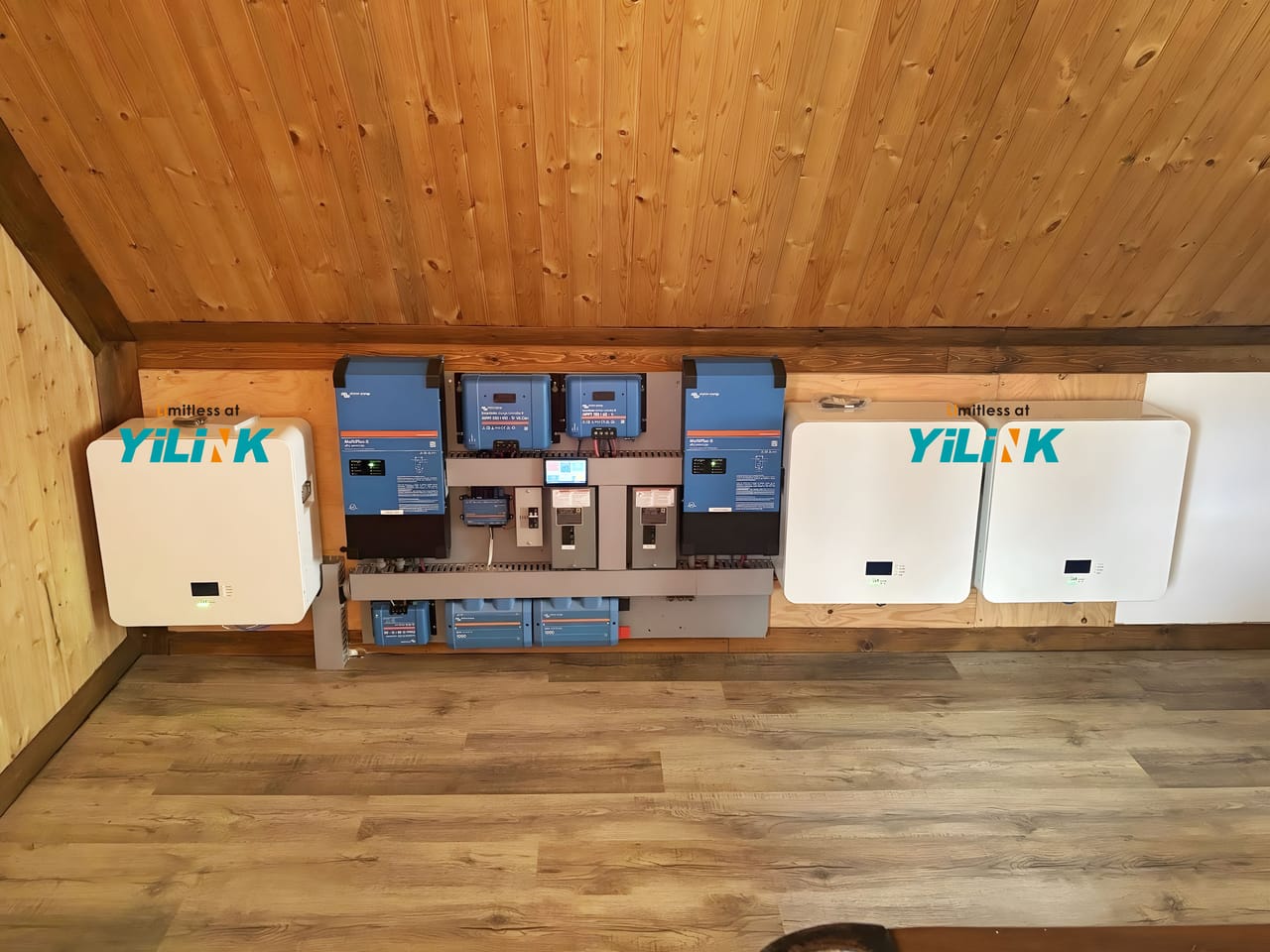 Batteries Yilink iPower Mini installées sous un plafond en bois avec onduleurs Victron