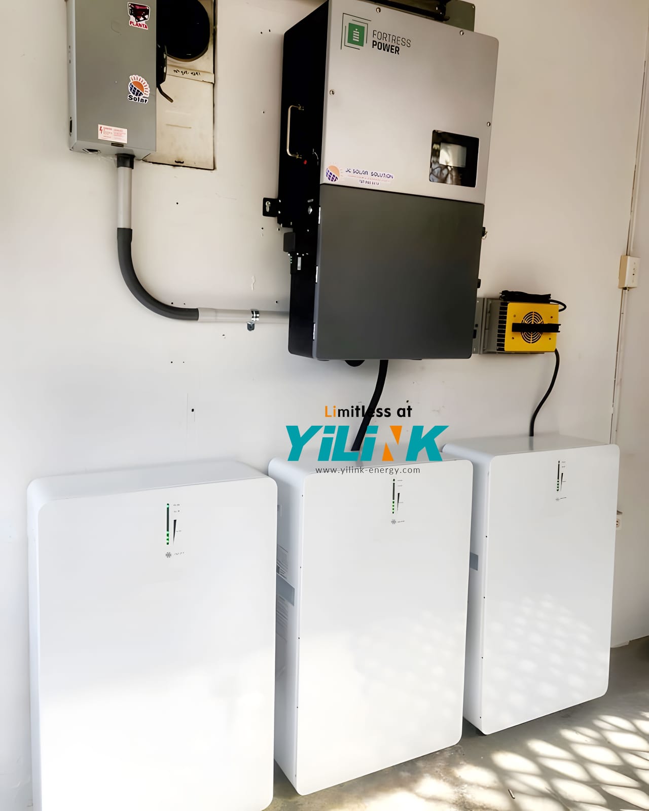 Batterie Yilink iPower Plus et coffret de protection sur mur clair